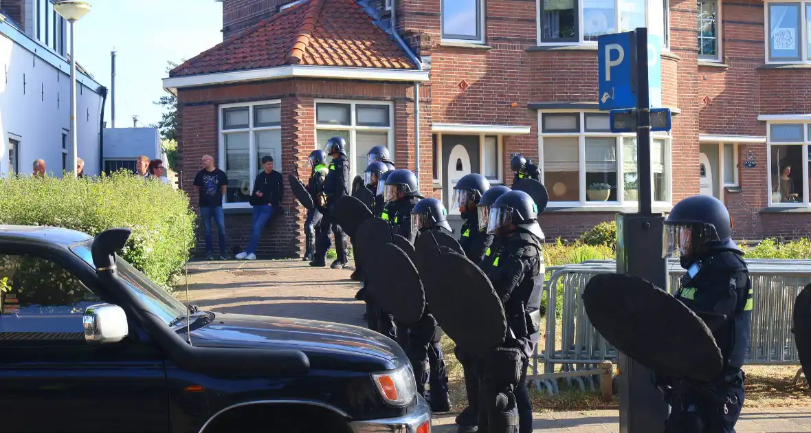 Demonstratie loopt uit de hand, politie grijpt in - Foto 16
