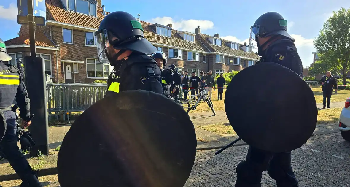 Demonstratie loopt uit de hand, politie grijpt in - Foto 6