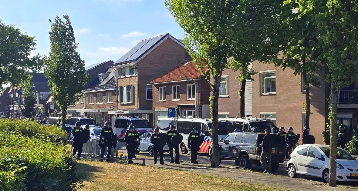 Demonstratie loopt uit de hand, politie grijpt in - Foto 8