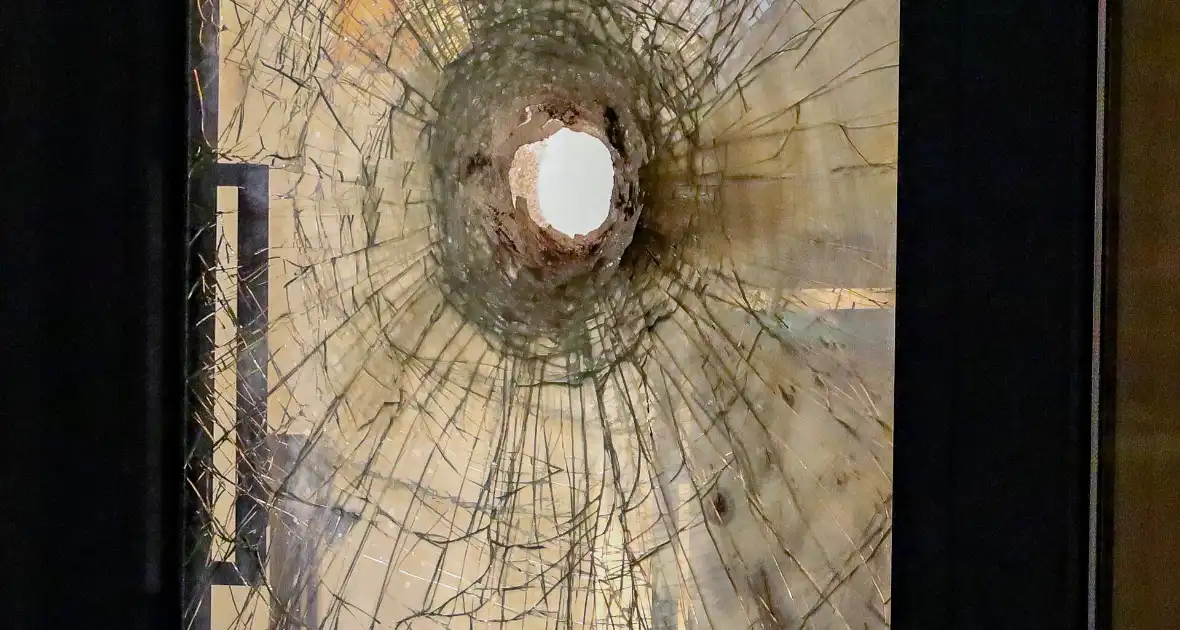 Explosie bij deur cannabiswinkel - Foto 1