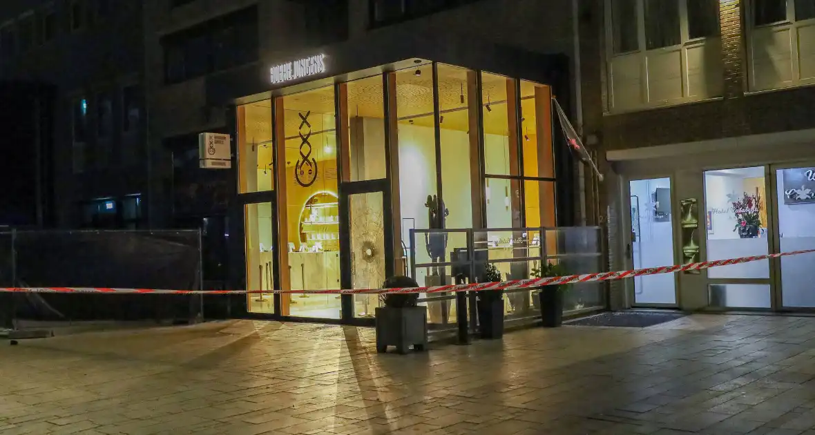 Explosie bij deur cannabiswinkel - Foto 2