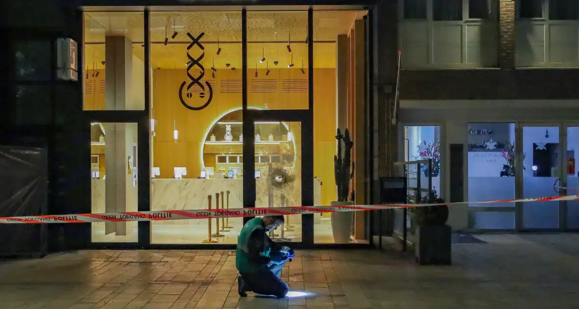 Explosie bij deur cannabiswinkel - Foto 5