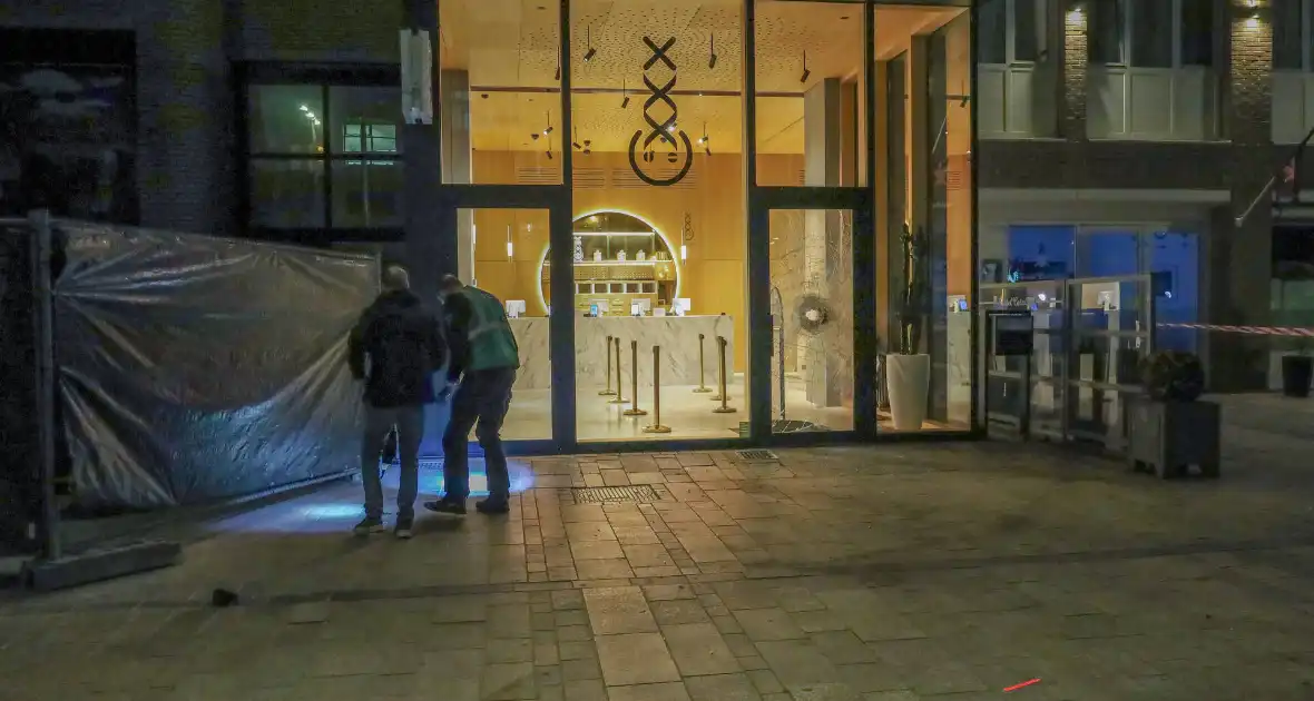 Explosie bij deur cannabiswinkel - Foto 9
