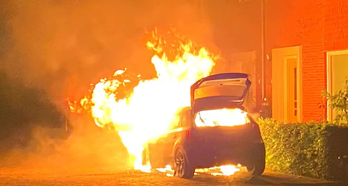 Felle autobrand straalt woning aan