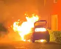 Felle autobrand straalt woning aan