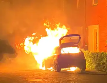 Felle autobrand straalt woning aan
