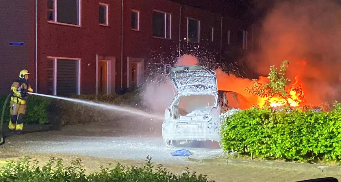 Felle autobrand straalt woning aan - Foto 1