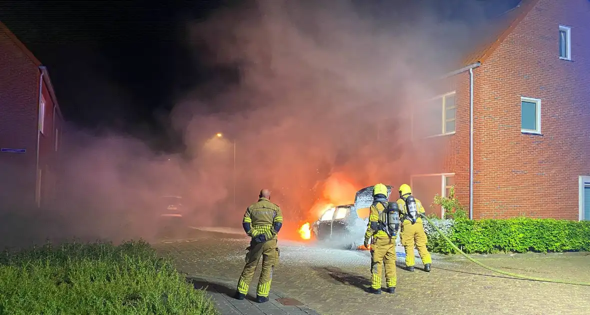 Felle autobrand straalt woning aan - Foto 2