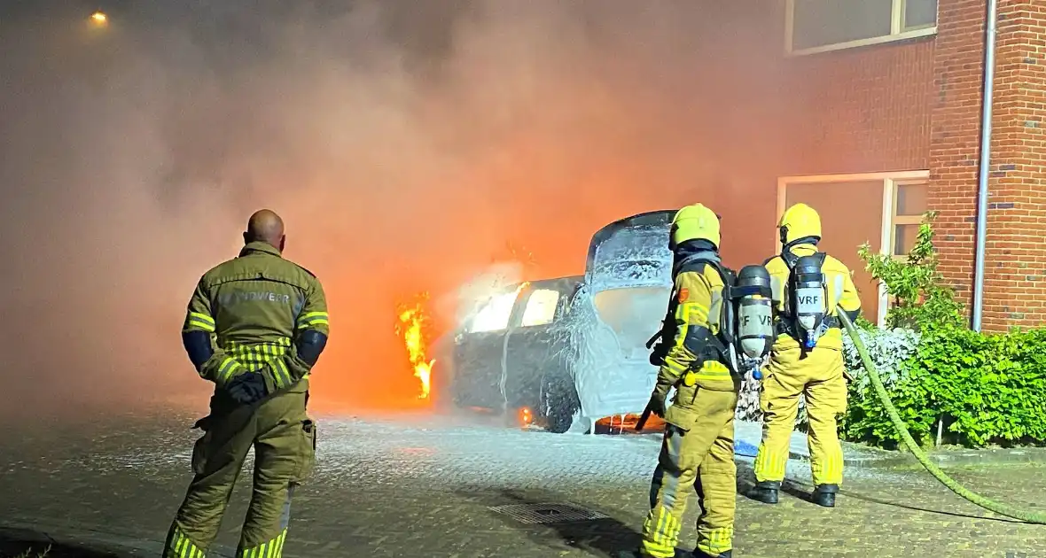 Felle autobrand straalt woning aan - Foto 3