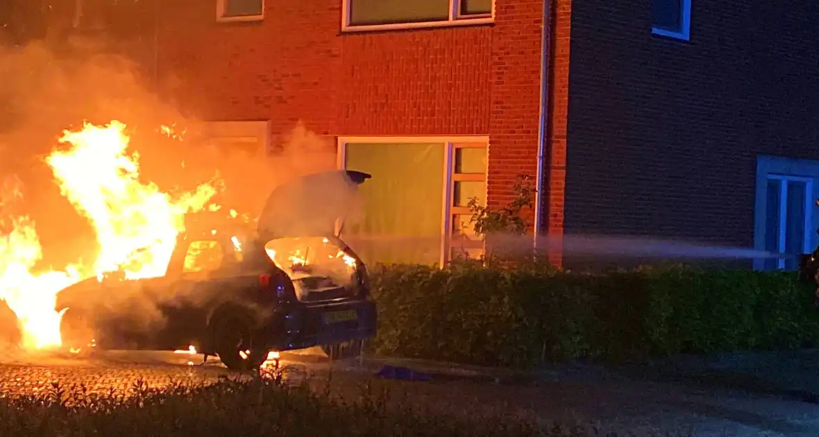 Felle autobrand straalt woning aan - Foto 4