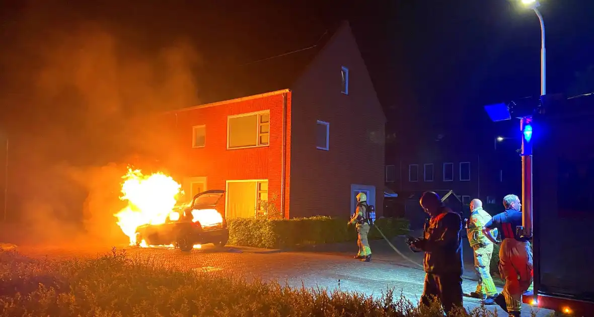 Felle autobrand straalt woning aan - Foto 5