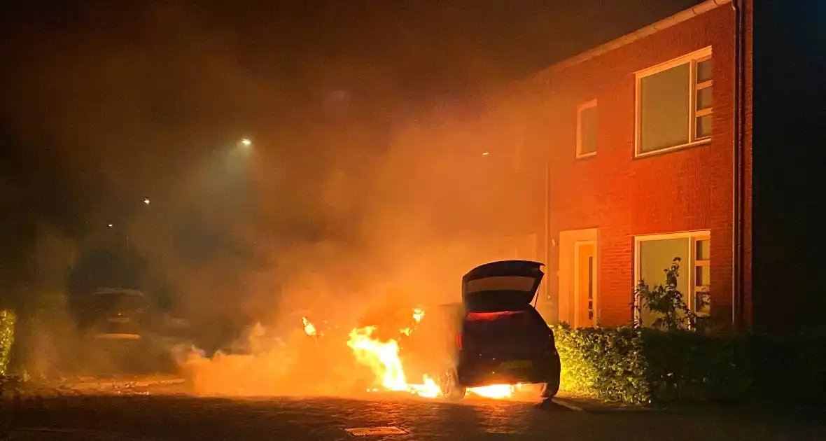 Felle autobrand straalt woning aan - Foto 7
