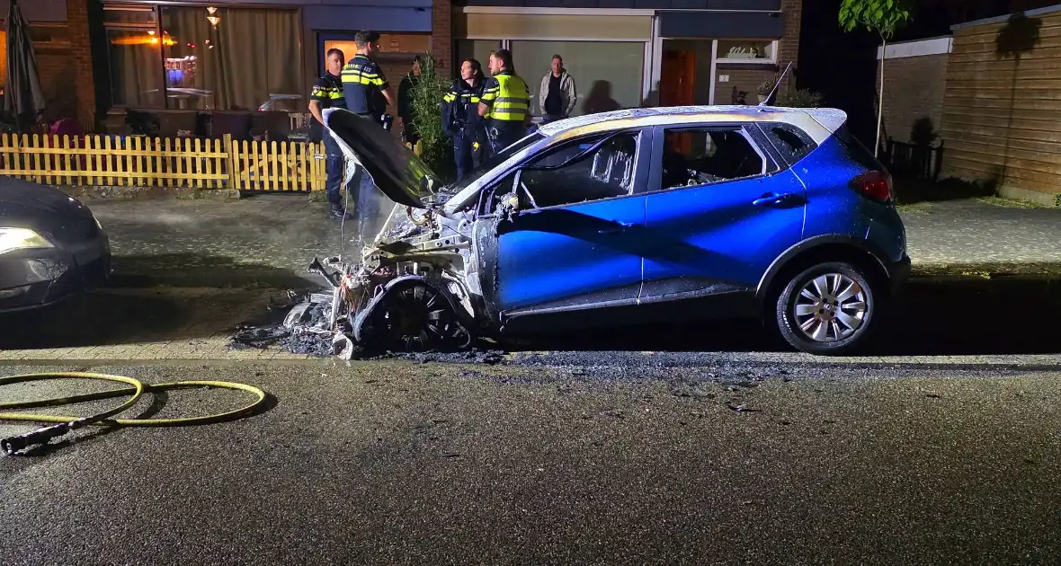 Voorzijde auto verwoest door brand