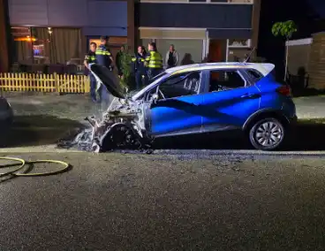 Voorzijde auto verwoest door brand