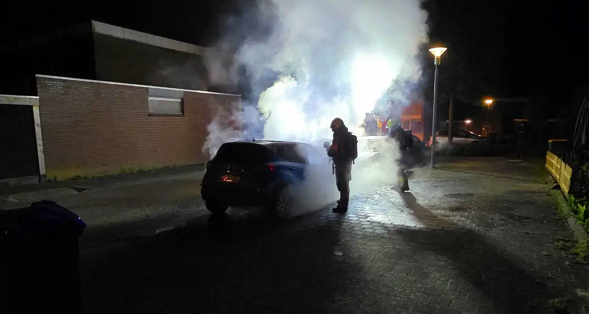 Voorzijde auto verwoest door brand - Foto 2