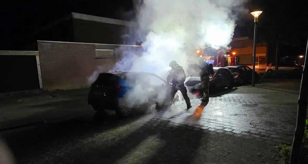 Voorzijde auto verwoest door brand - Foto 3