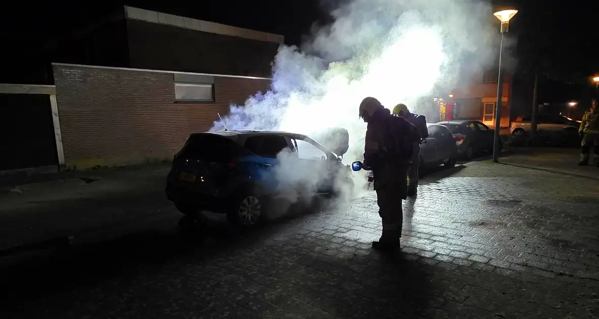 Voorzijde auto verwoest door brand - Foto 4