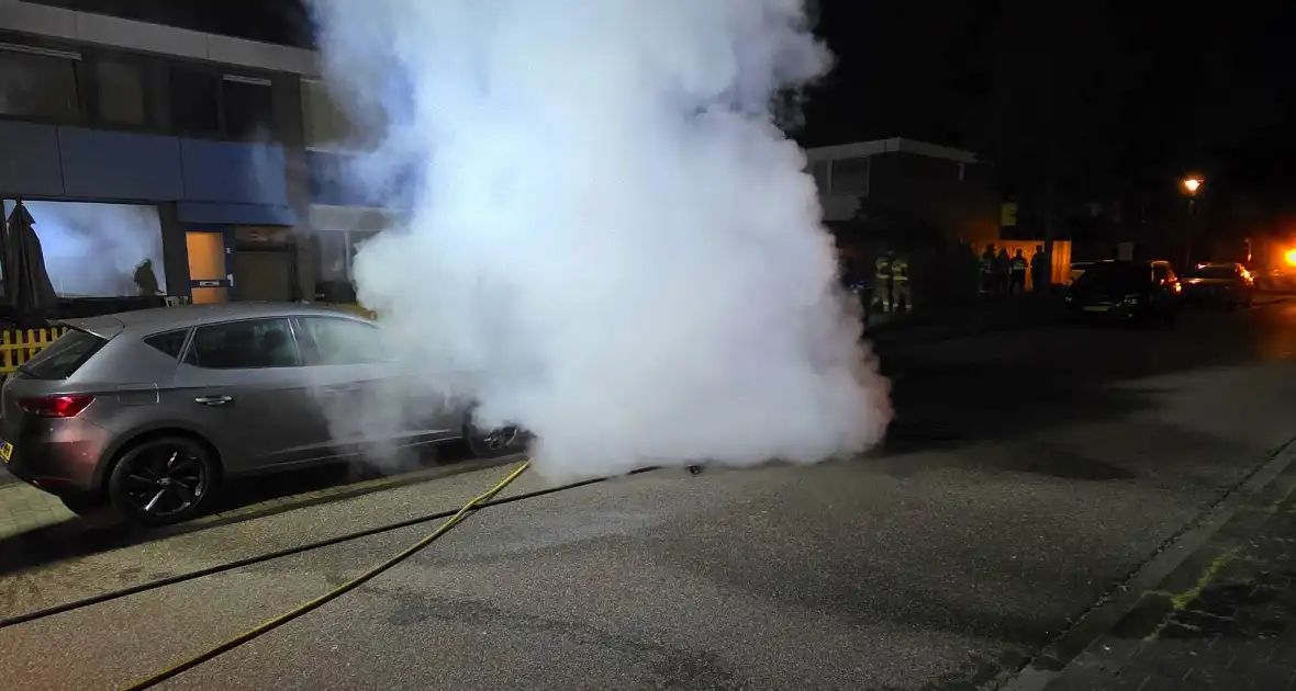 Voorzijde auto verwoest door brand - Foto 5