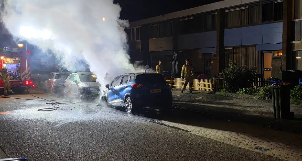 Voorzijde auto verwoest door brand - Foto 6