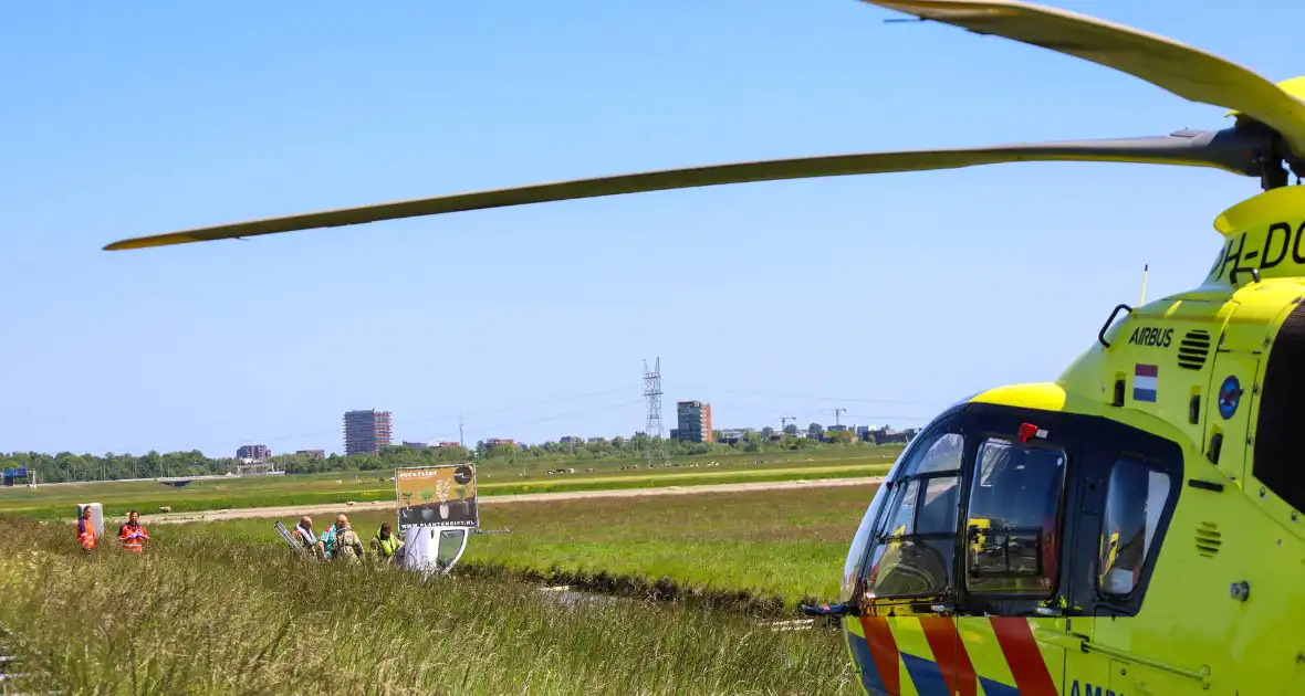 Brandweer redt inzittenden uit voertuig - Foto 1