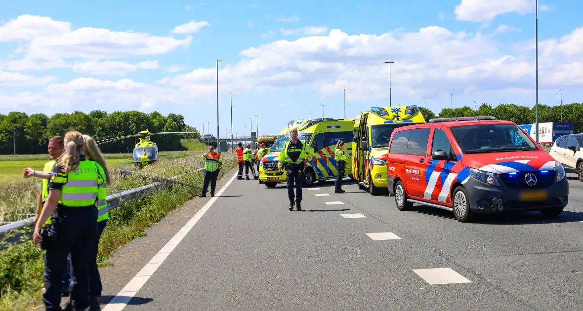 Brandweer redt inzittenden uit voertuig - Foto 2