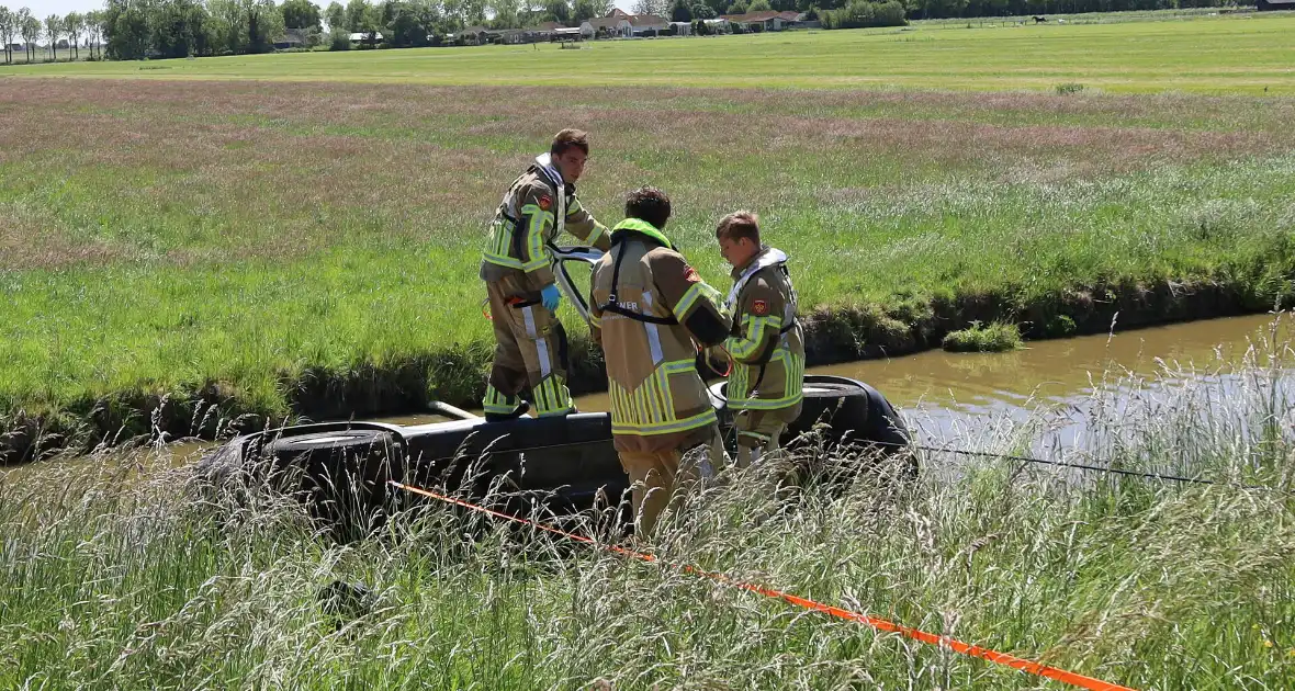 Brandweer redt inzittenden uit voertuig - Foto 3