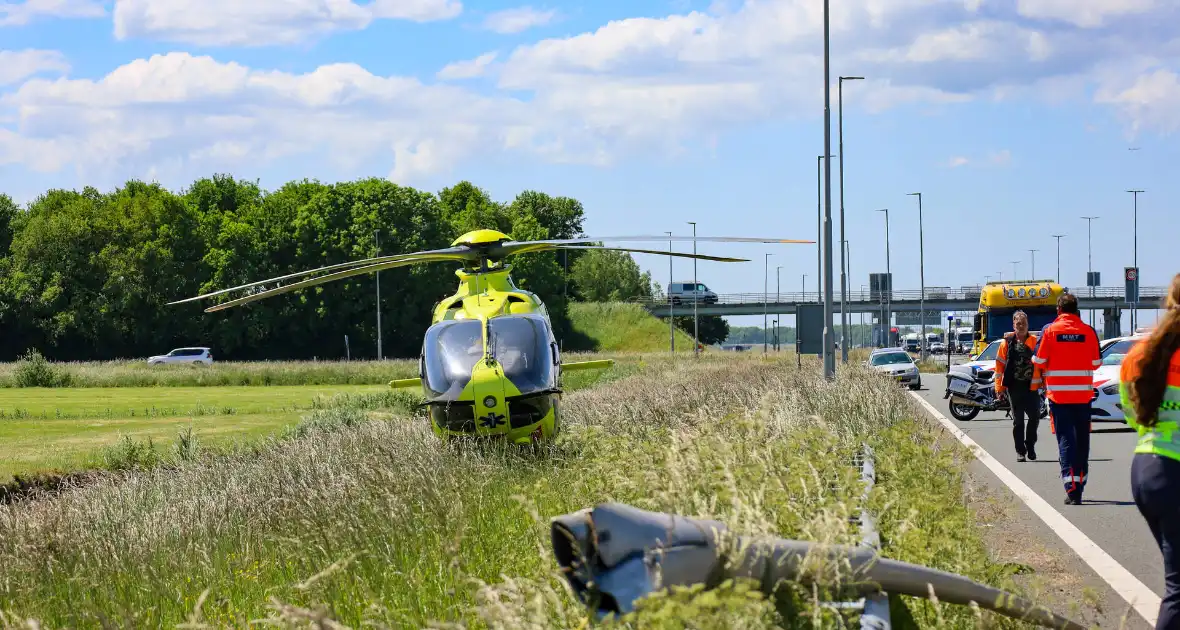 Brandweer redt inzittenden uit voertuig - Foto 6