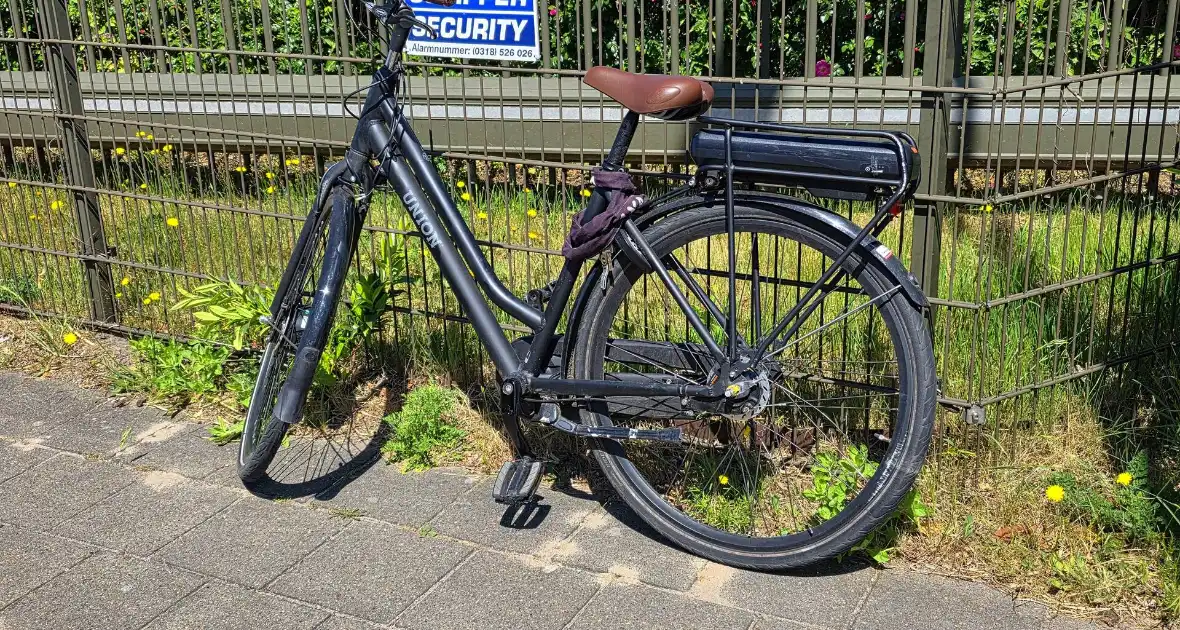 Ongeval tussen auto en e-bike leidt tot inzet ambulance - Foto 1