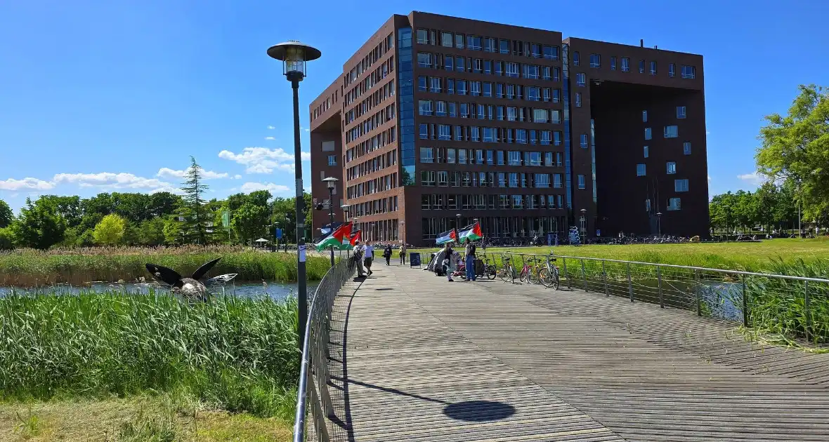 Onrust tijdens pro Palestina demonstratie op universiteitscampus - Foto 3