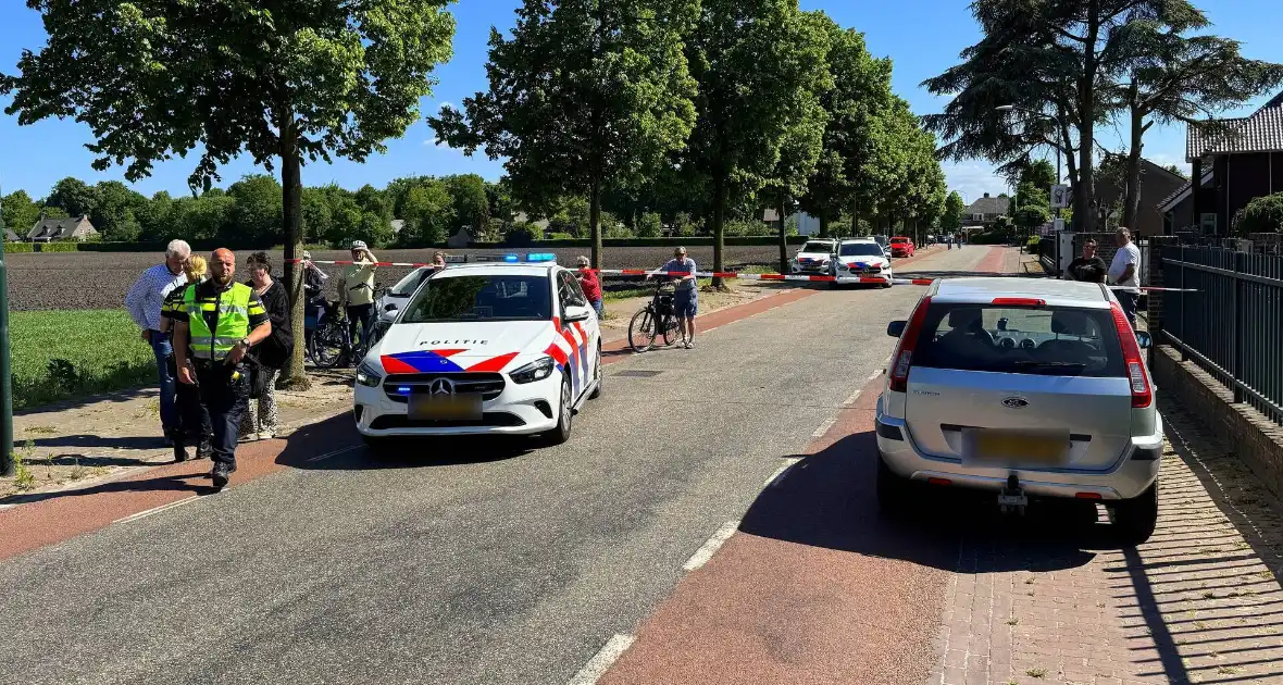 Fietser zwaargewond bij aanrijding met automobilist, traumahelikopter geland - Foto 1