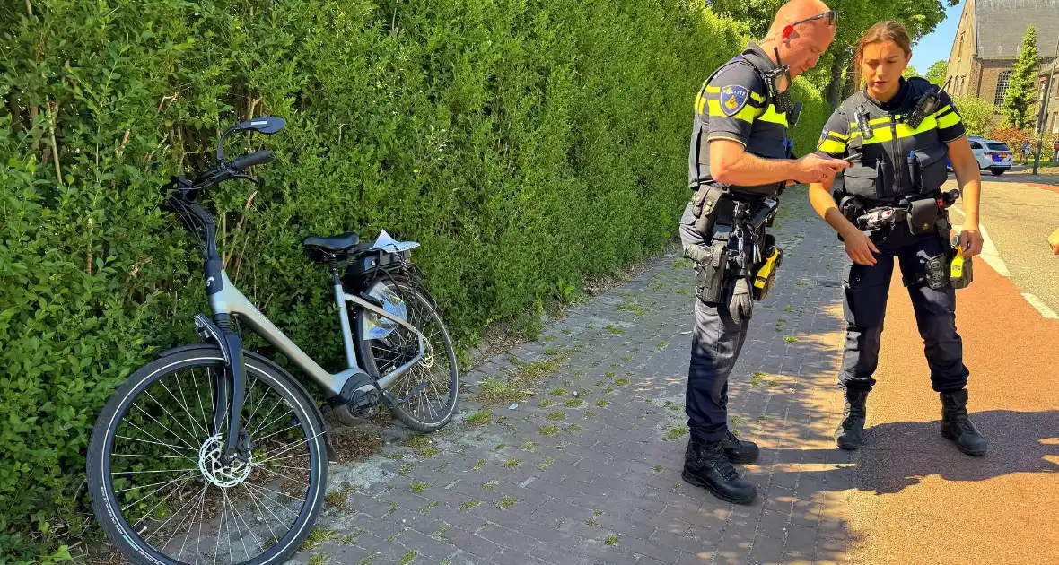 Fietser zwaargewond bij aanrijding met automobilist, traumahelikopter geland - Foto 2