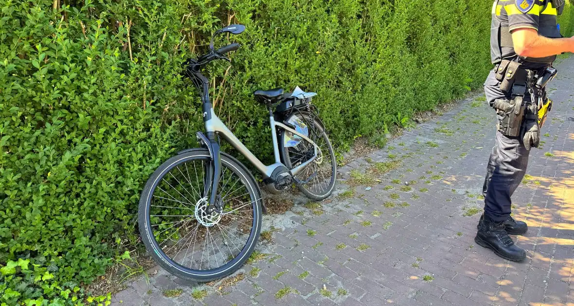 Fietser zwaargewond bij aanrijding met automobilist, traumahelikopter geland - Foto 3