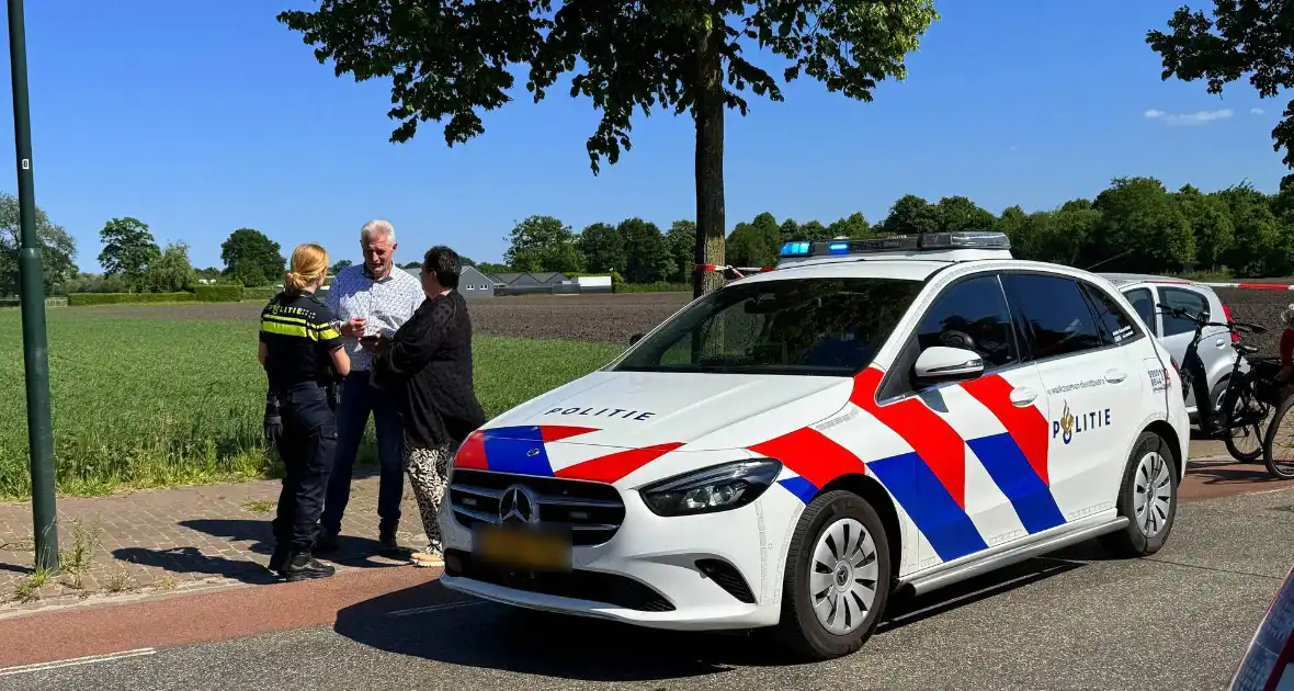 Fietser zwaargewond bij aanrijding met automobilist, traumahelikopter geland - Foto 4