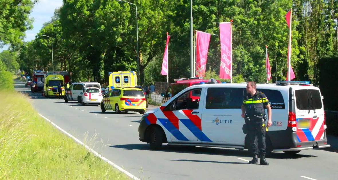 Automobilist van bestelbus klapt op boom, traumateam ingezet