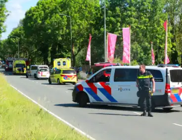 Automobilist van bestelbus klapt op boom, traumateam ingezet