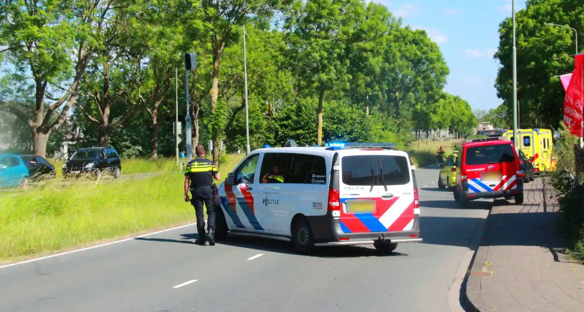 Automobilist van bestelbus klapt op boom, traumateam ingezet - Foto 1