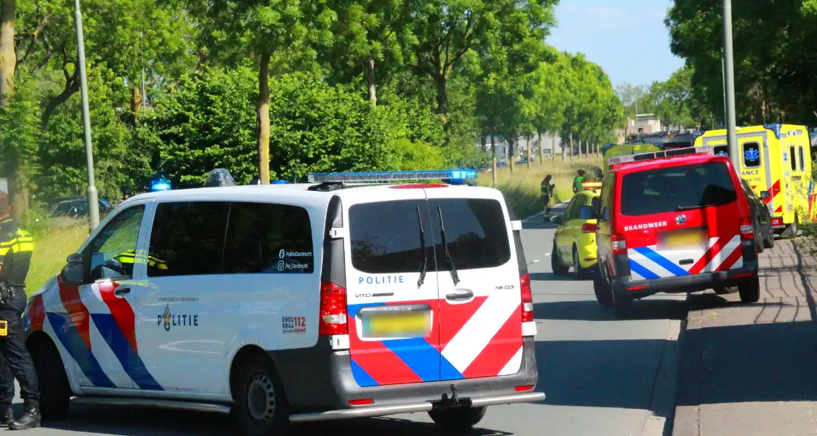 Automobilist van bestelbus klapt op boom, traumateam ingezet - Foto 2