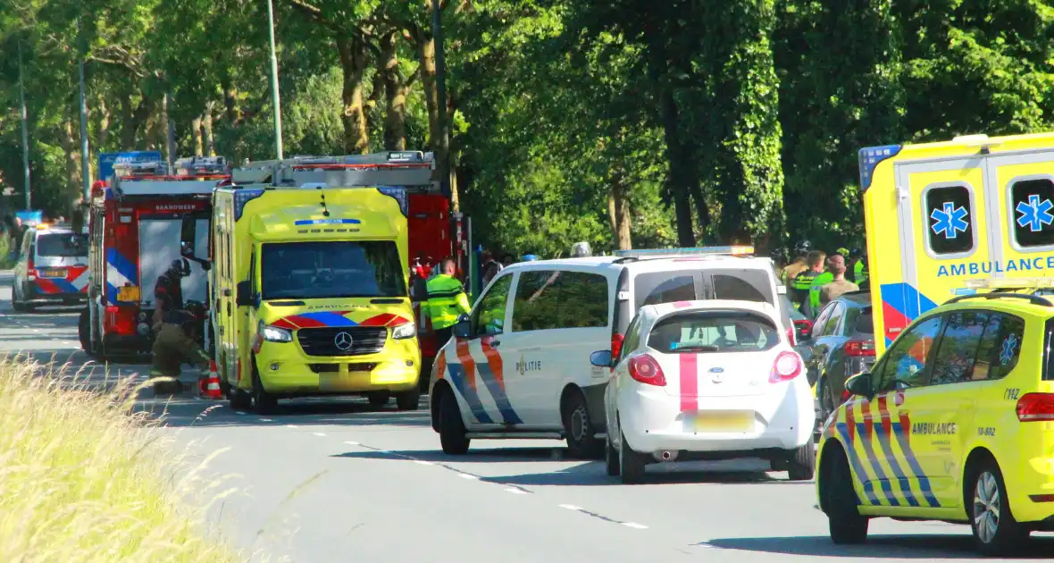 Automobilist van bestelbus klapt op boom, traumateam ingezet - Foto 3