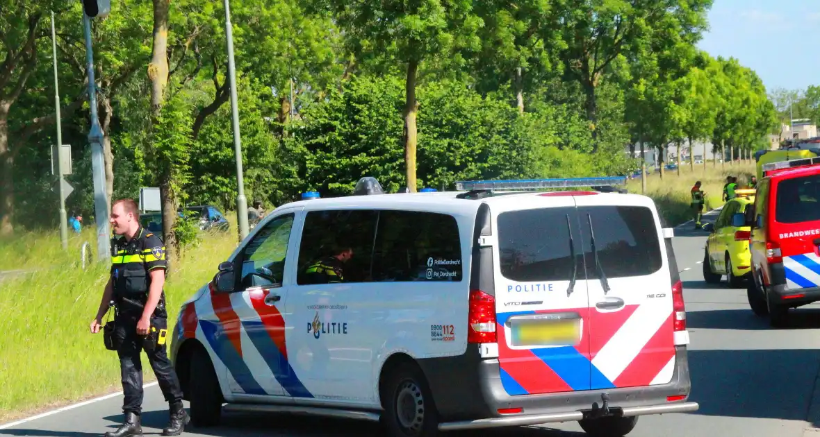 Automobilist van bestelbus klapt op boom, traumateam ingezet - Foto 4