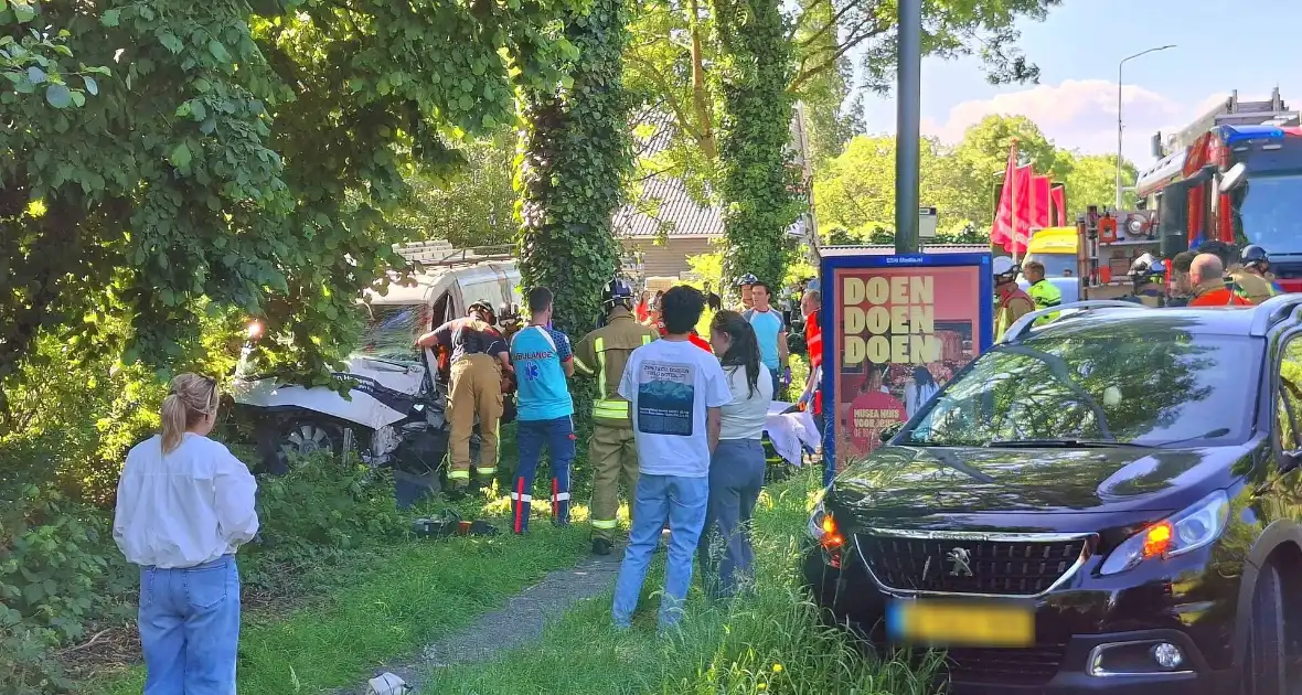 Automobilist van bestelbus klapt op boom, traumateam ingezet - Foto 6