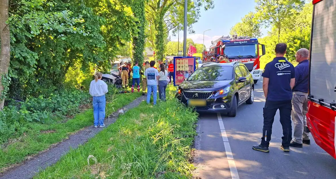 Automobilist van bestelbus klapt op boom, traumateam ingezet - Foto 7