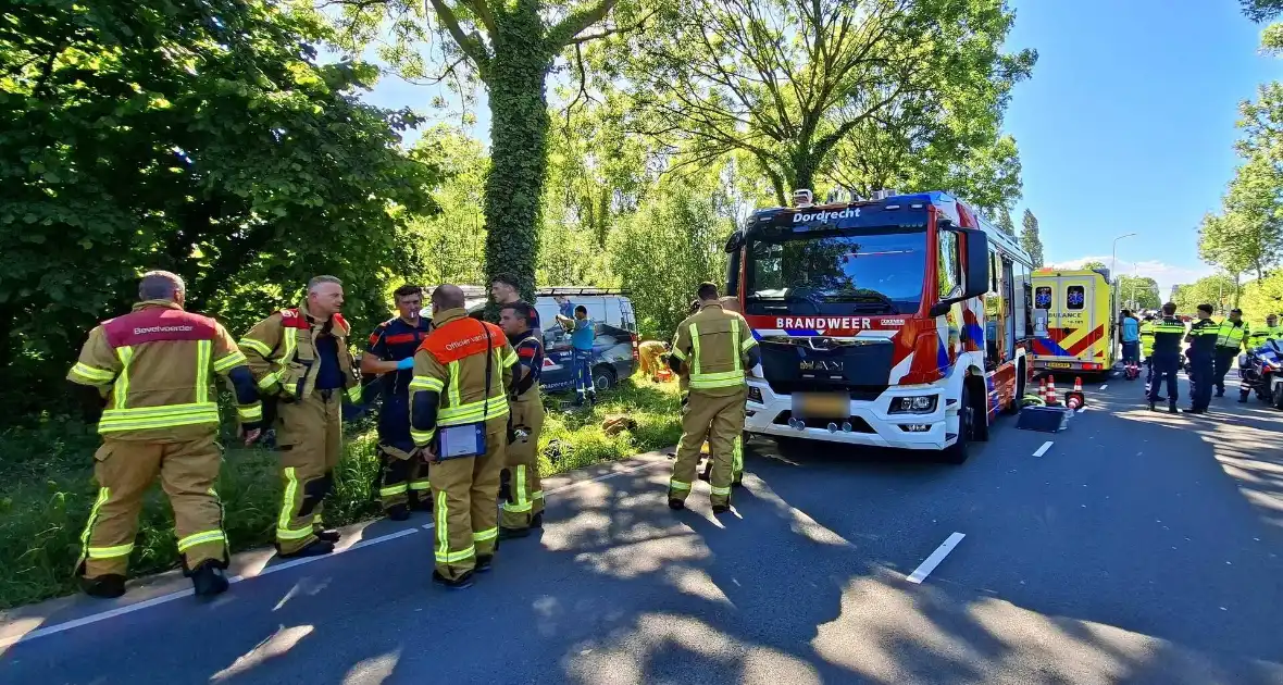 Automobilist van bestelbus klapt op boom, traumateam ingezet - Foto 9