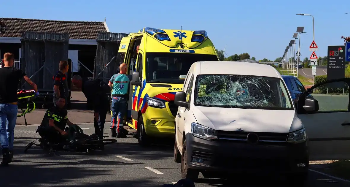 Fietser aangereden door automobilist, traumateam ingezet - Foto 2