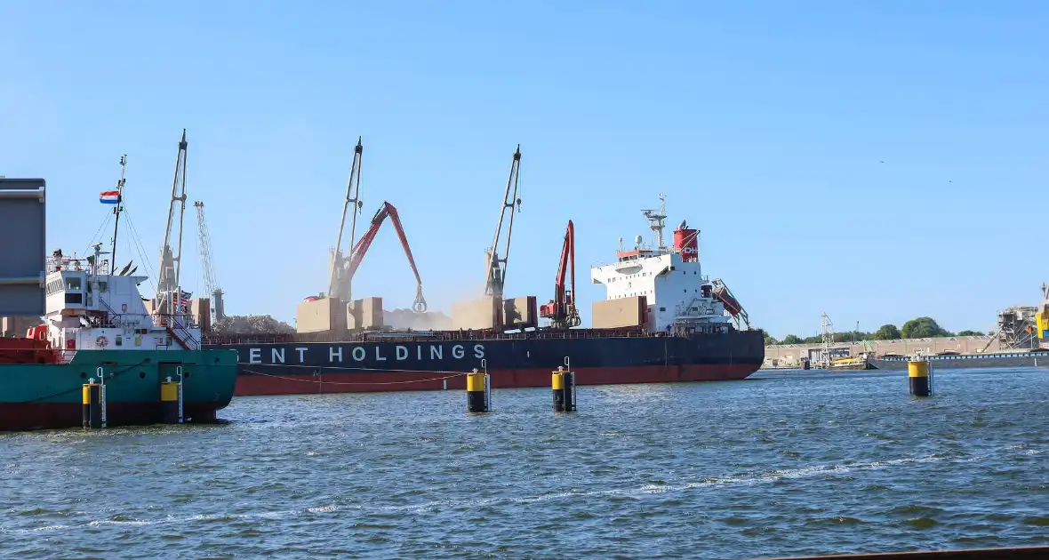 Veel rookontwikkeling bij brand op schip bij recycliingbedrijf