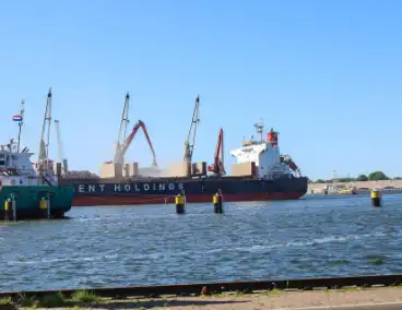 Veel rookontwikkeling bij brand op schip bij recycliingbedrijf
