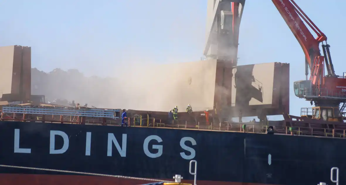 Veel rookontwikkeling bij brand op schip bij recycliingbedrijf - Foto 1