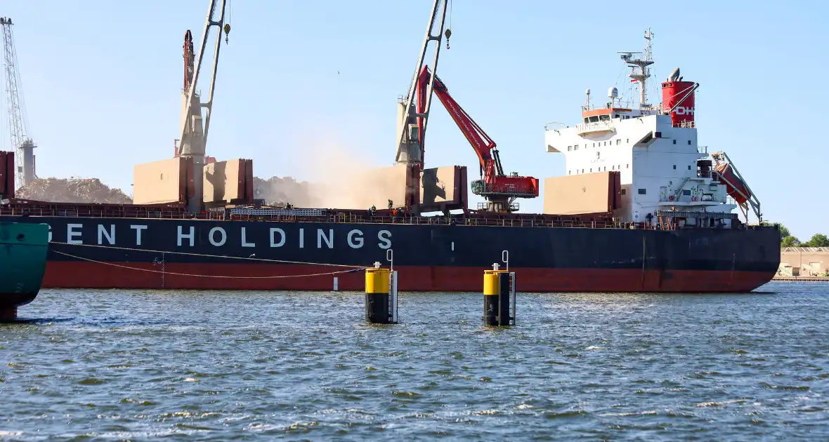 Veel rookontwikkeling bij brand op schip bij recycliingbedrijf - Foto 2