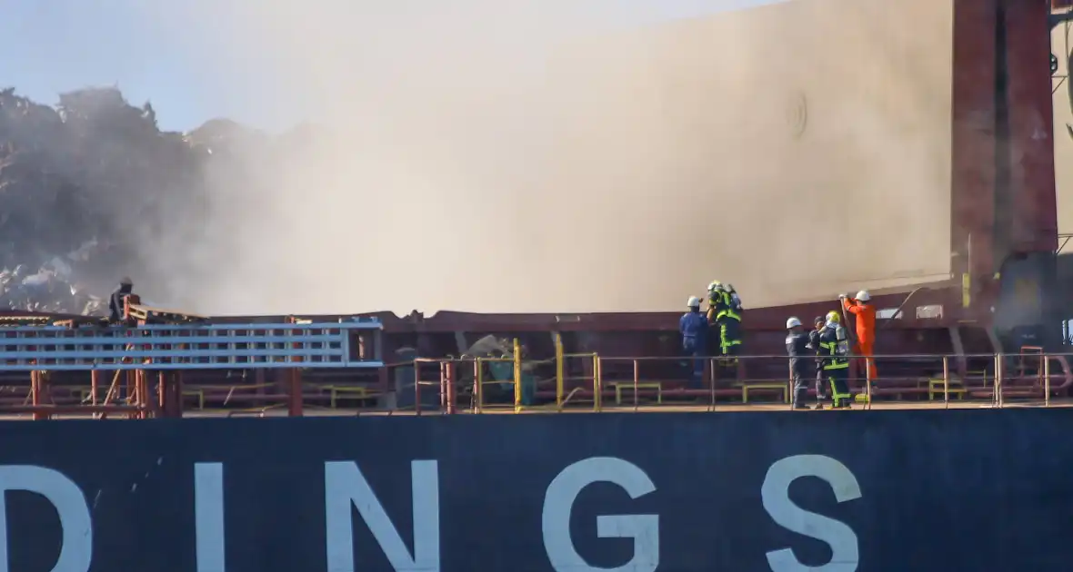 Veel rookontwikkeling bij brand op schip bij recycliingbedrijf - Foto 3
