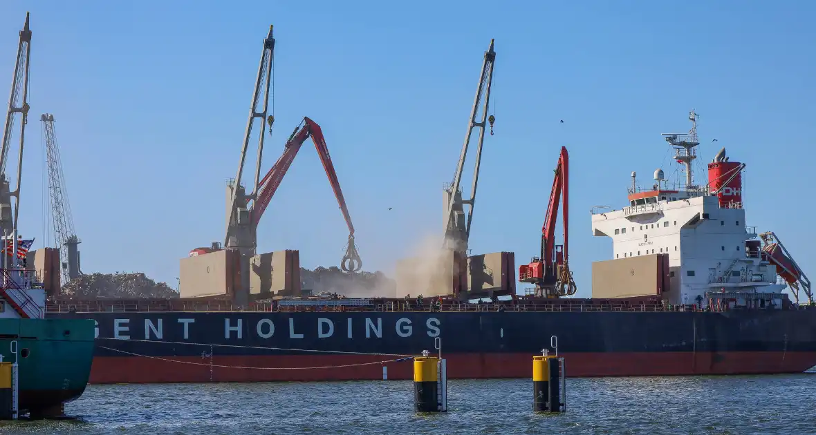 Veel rookontwikkeling bij brand op schip bij recycliingbedrijf - Foto 4