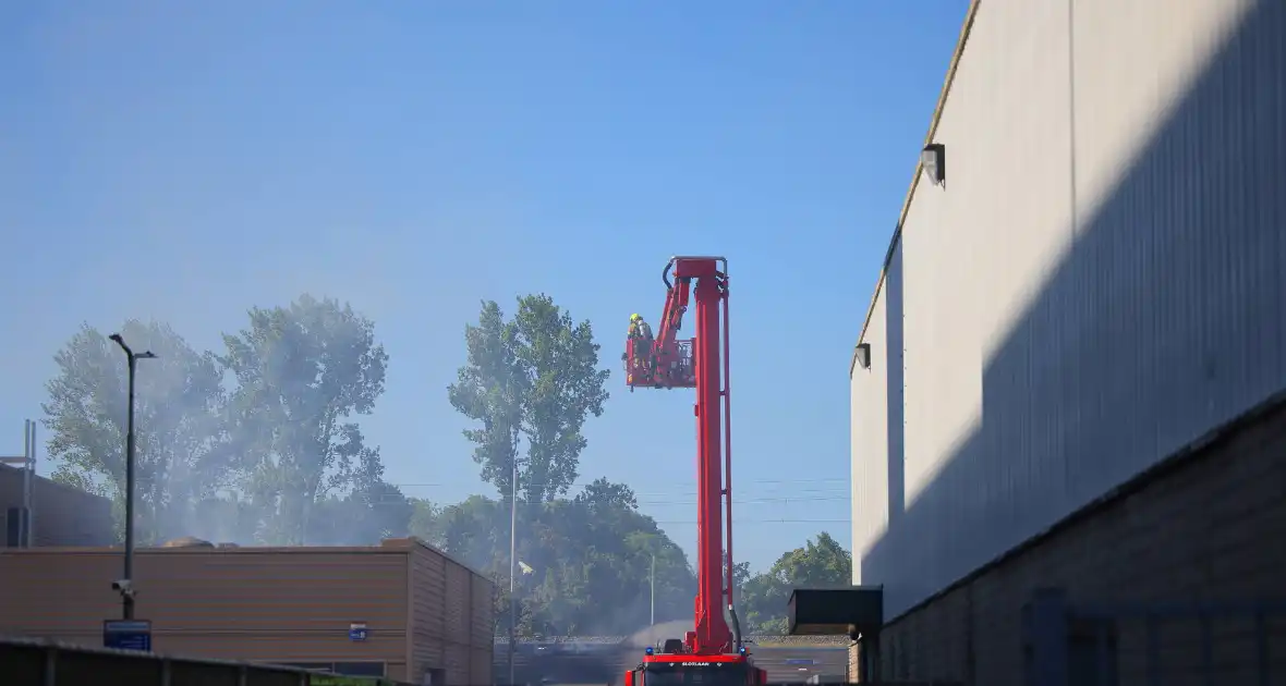 Zeer grote brand in gebouw hulpdiensten schalen op - Foto 5